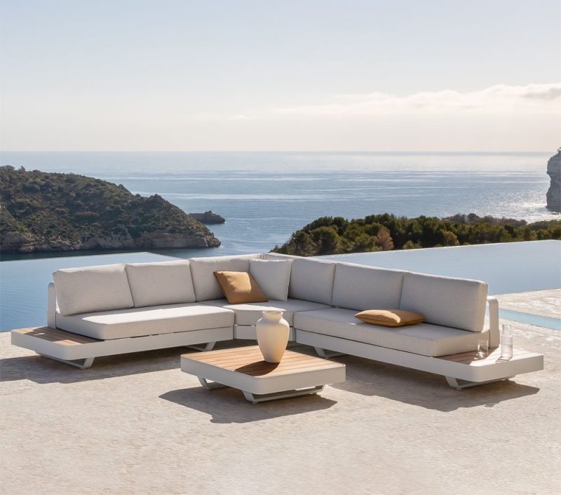 conjunto-de-jardin-con-sofa-esquinero-de-5-plazas-y-mesa-de-centro-en-aluminio-madera-de-teca-y-tela-boucle-yarilo a